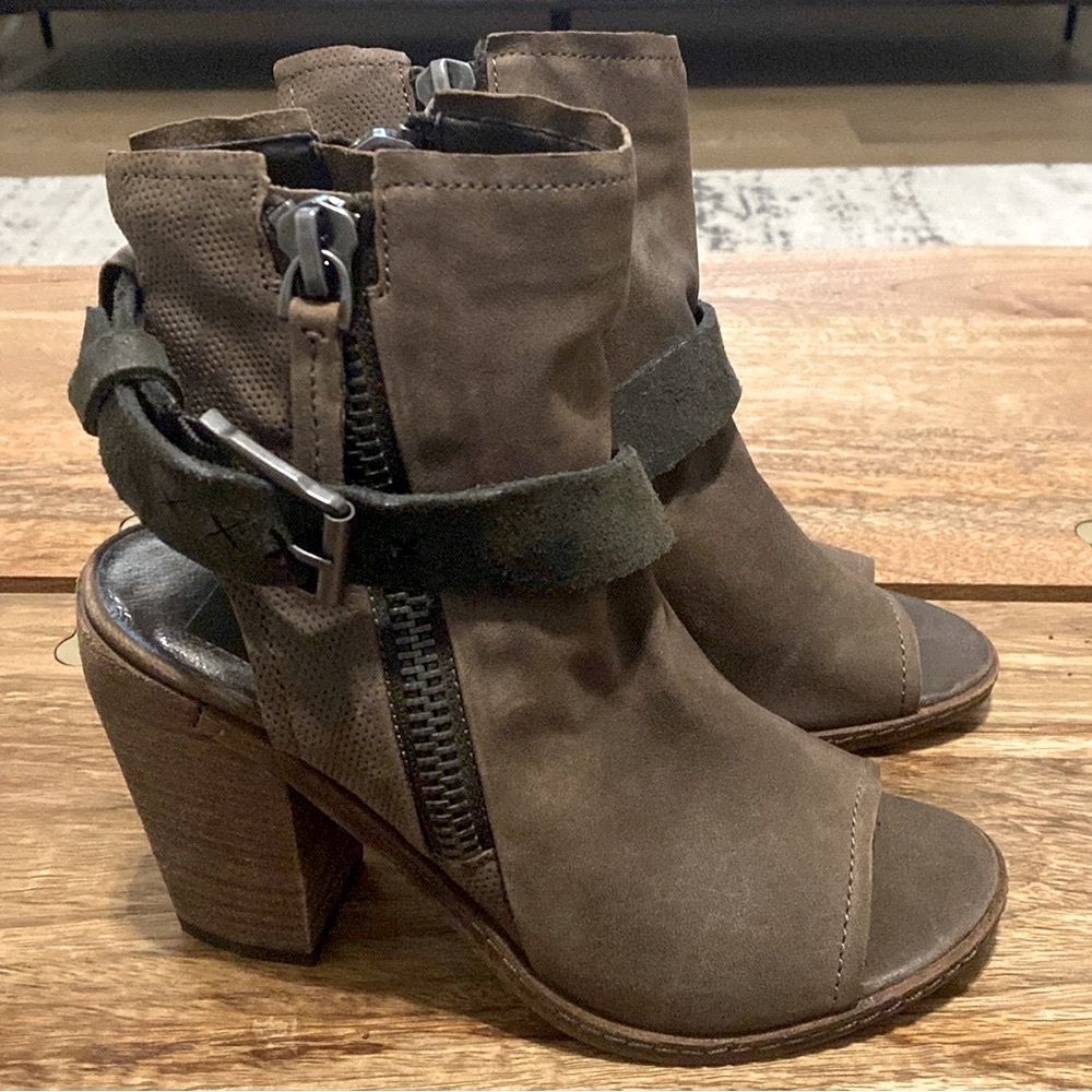 Dolce Vita Brown Green Strap Suede Leather Ankle Boots Booties Sz 7.5